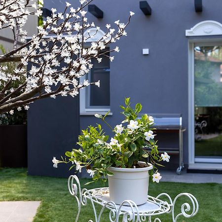 Villa Monti Suites&Aparts Чезенатико Екстериор снимка