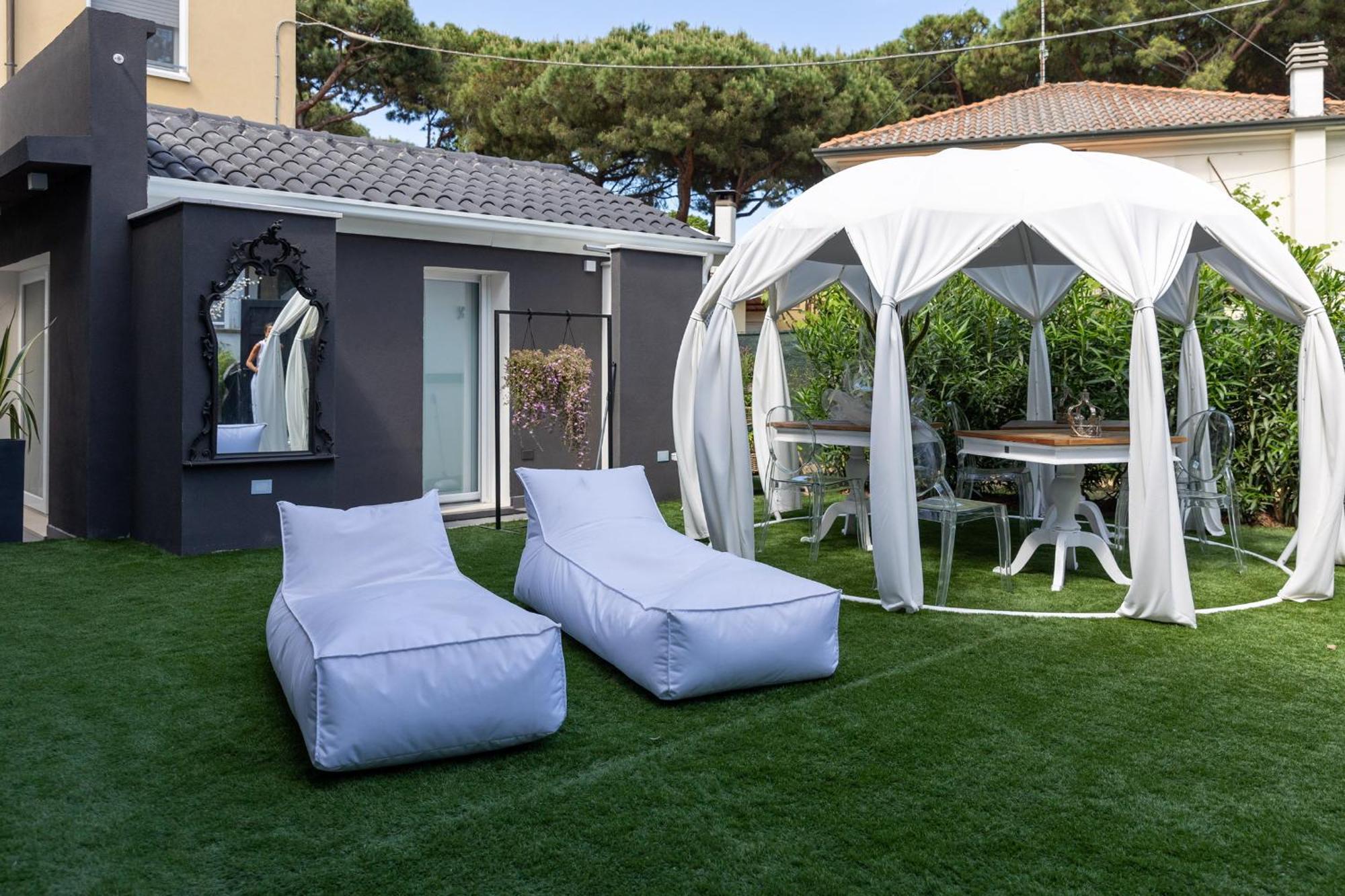 Villa Monti Suites&Aparts Чезенатико Екстериор снимка