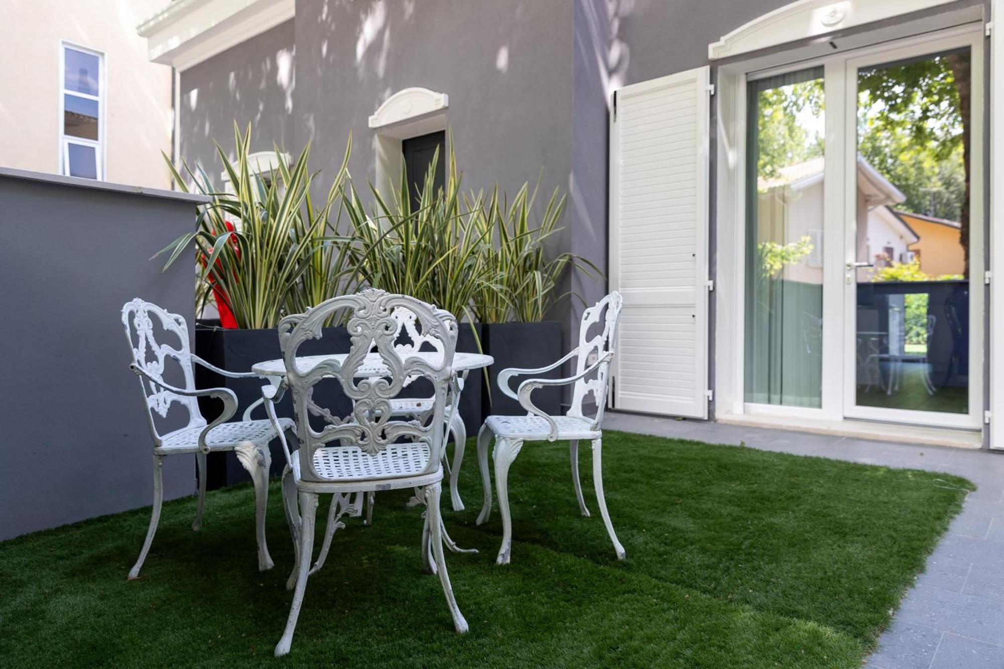 Villa Monti Suites&Aparts Чезенатико Екстериор снимка